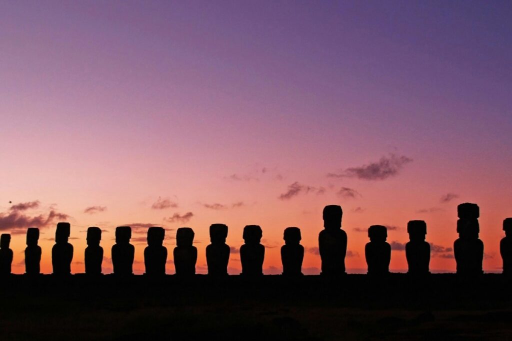En esta imagen, se ven siluetas de las famosas estatuas moáis de Isla de Pascua en Chile, contra un fondo del cielo al atardecer con tonos de morado y naranja. Estas estatuas son un símbolo icónico de la rica historia y cultura de Chile. Al igual que estas estatuas capturan la atención y la imaginación de personas de todo el mundo, en el marketing en redes sociales de Chile para 2025, las marcas e influencers deben conocer y aplicar las últimas tendencias para llamar la atención del público objetivo. Tendencias del marketing en redes sociales en Chile para 2025 Lo que marcas e influencers deben saber abarca una amplia gama de estrategias, desde la creación de contenido auténtico hasta la interacción efectiva con las audiencias.