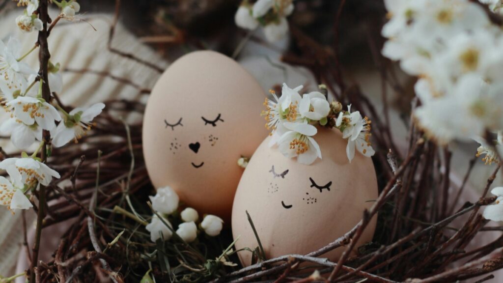 Huevos decorados con dibujos carismáticos y flores,rodeados de ramas."¿Byte App La amenaza que quiso desplazar a TikTok?",reflexionando sobre la competencia en redes sociales.