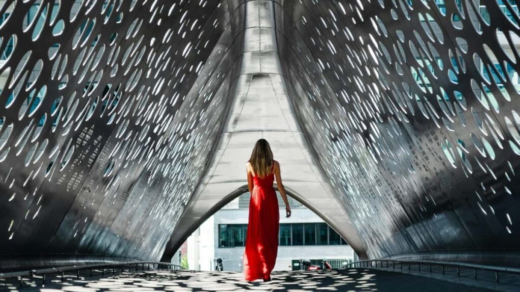 Aprende a identificar y conectar con creadores Moj en Chipre para potenciar tu marca en transmisiones en vivo.