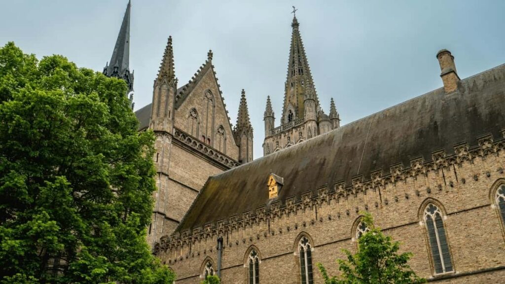 "Guia practica para creadores chilenos que quieren colaborar con marcas de Myanmar en Twitch: outreach, formatos de gameplay challenge, ejemplos y riesgos a considerar."