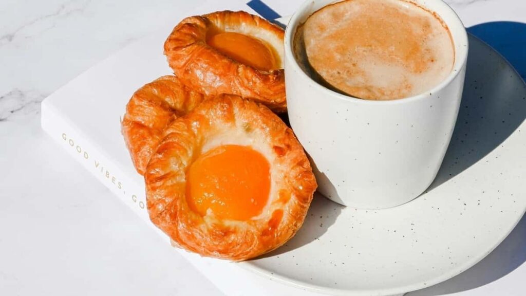 "Estrategias practicas para creadores chilenos que quieren contactar marcas canadienses en Facebook y generar hype en lanzamientos de producto."