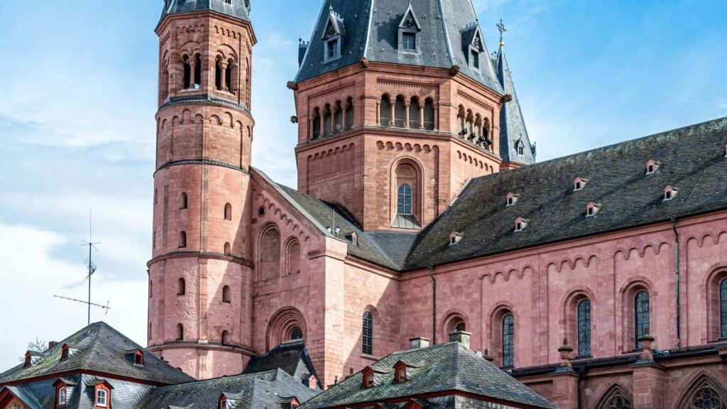 Guia practica para creadores chilenos: como contactar marcas ecuatorianas en YouTube y venderles formatos de beforeandafter con prueba rapida y medicion de ROI.