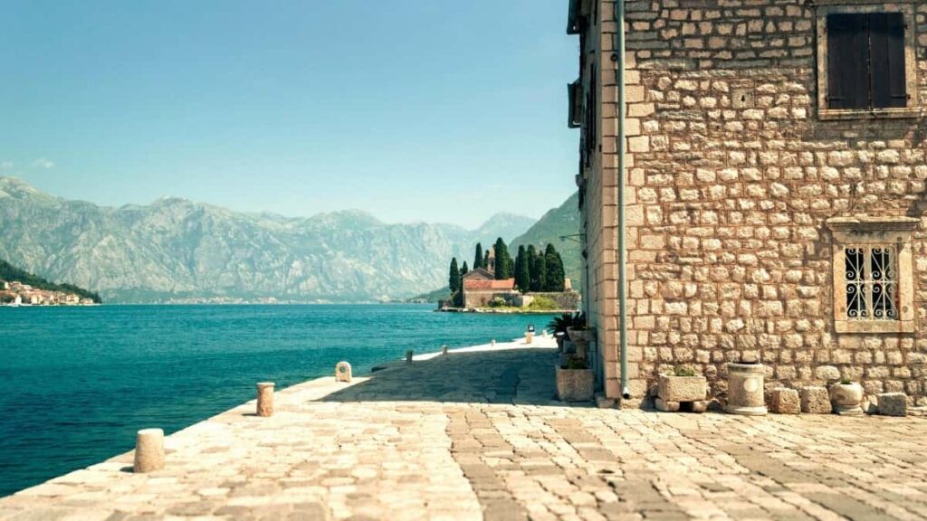 Guia practica para creadores chilenos sobre como identificar, contactar y cerrar videos brandeados cortos con marcas etiopes presentes en Netflix. Estrategias, ejemplos y pasos accionables.