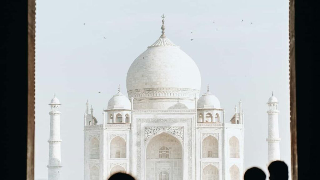 Guia practica para creadores chilenos: pasos, pitch y formatos para acercarte a marcas de Libano y monetizar streams de gaming en TikTok.