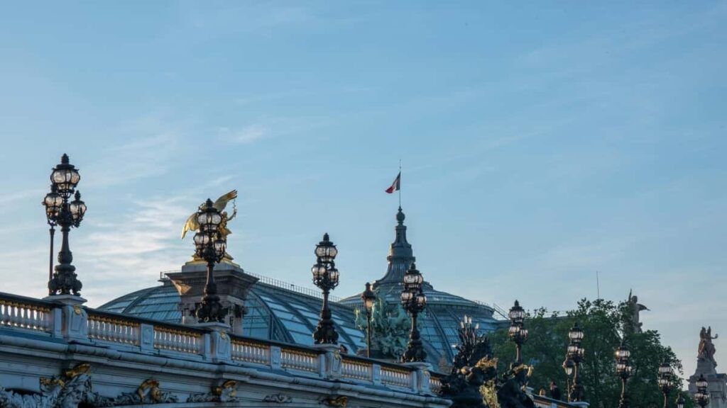 Guia practica para creadores chilenos sobre como contactar marcas maltesas en Apple Music y cerrar videos cortos de marca.