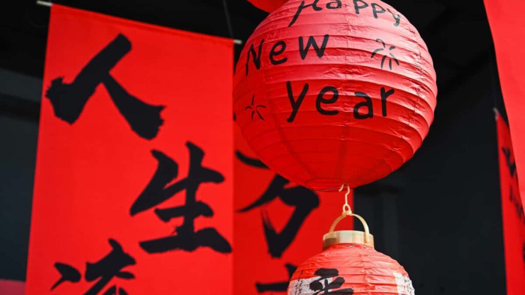 Guia practica para creadores chilenos que quieren conectar con marcas kuwaities en Clubhouse y cerrar resenas de hoteles con patrocinio, con tacticas, plantilla y riesgos.