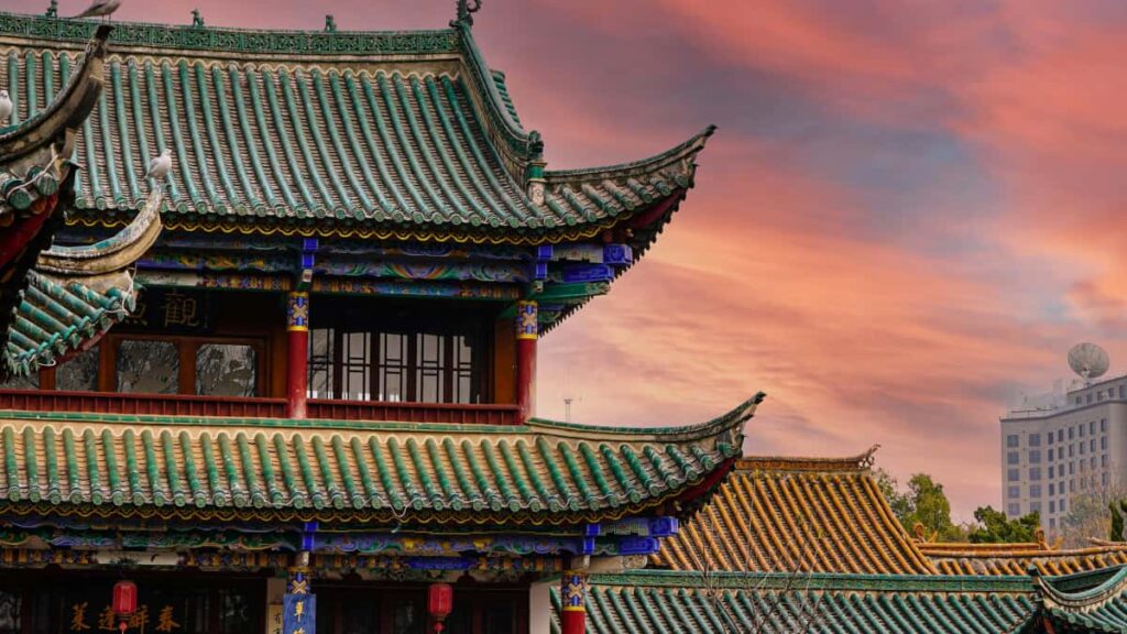 Guia practica para marcas en Chile que quieren lanzar tutoriales de maquillaje con creators costarricenses en WeChat: pasos, canales, pitch y logistica.