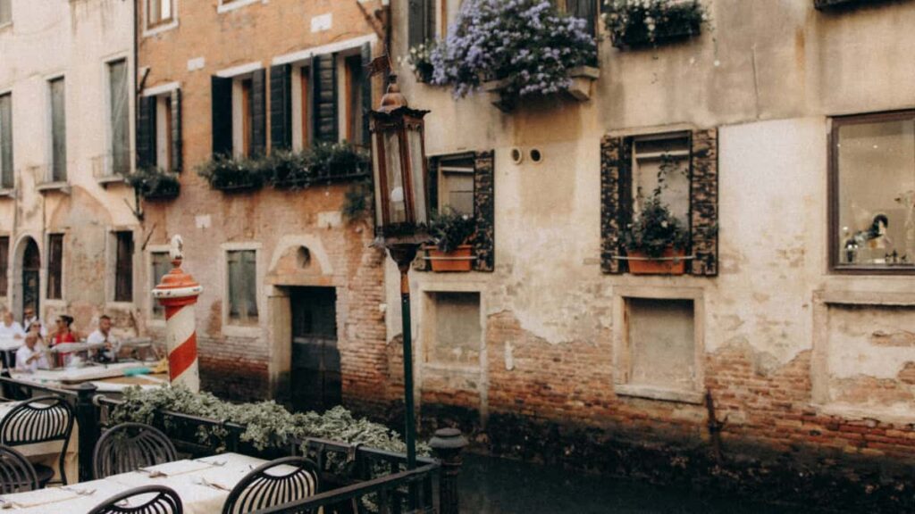 Guia practica para creadores chilenos: como identificar marcas chipriotas en Shopee, acercarlas y negociar muestras gratis paso a paso.