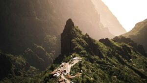 Guia practica para creadores en Chile: estrategias reales para localizar y pitchar marcas armenias en LinkedIn y compartir joyitas locales.