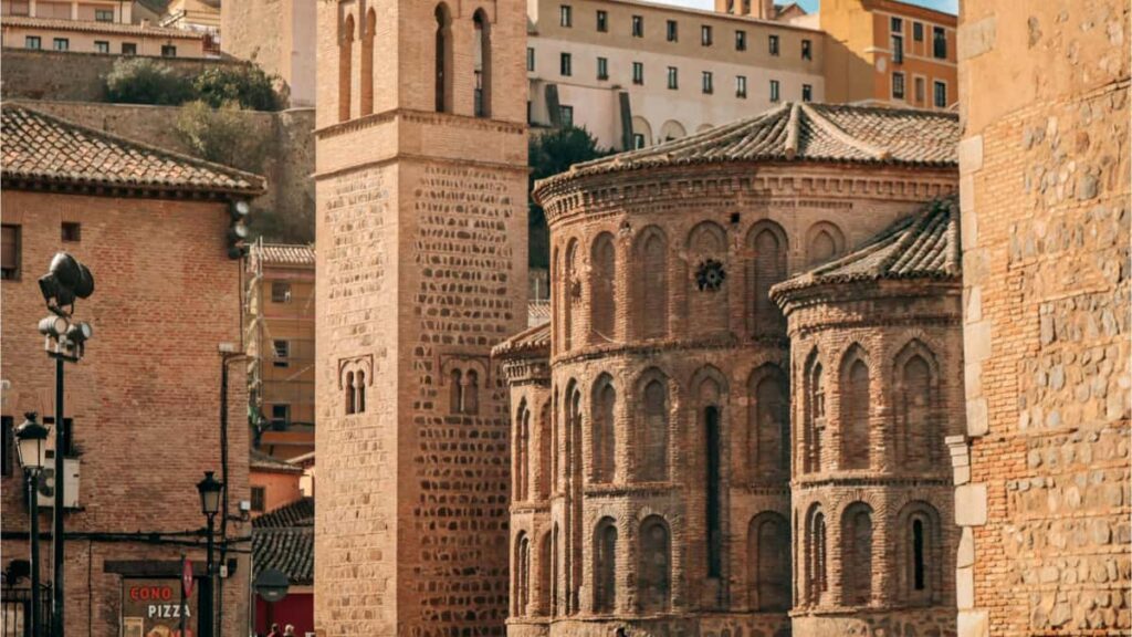 Guia practica para creadores chilenos que quieren colaborar con marcas panamenas en SoundCloud: estrategia, mensajes, networking y ejemplos reales para compartir canciones locales.