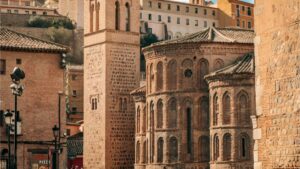 Guia practica para creadores chilenos que quieren colaborar con marcas panamenas en SoundCloud: estrategia, mensajes, networking y ejemplos reales para compartir canciones locales.