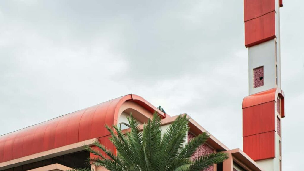 Guia practica para creadores chilenos: como localizar, pitchar y colaborar con marcas de Oman en Josh, evitando riesgos para audiencias jovenes y maximizando conversiones.