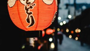 Guia practica para anunciantes chilenos: como identificar y colaborar con creadores kuwaities en Clubhouse para llegar a fans de musica mediante contenido de creator marketing.