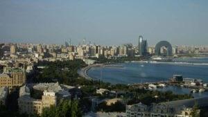 Guia practica para anunciantes en Chile que buscan creadores en Qatar (Hulu y OTT) para campanas de unboxing virales. Estrategias, contactos, riesgos y recursos locales.