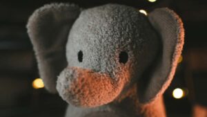 Guia practica para creadores en Chile sobre como encontrar y negociar con marcas kuwaities en Shopee, usar activaciones tipo Boutiqaat/Korea Town y producir vlogs de viaje con sello de marca.